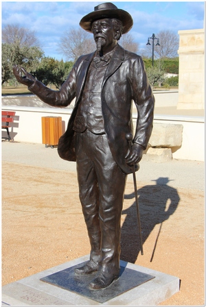 Statue de Frdric Mistral situe au parc des Potes  Eyragues, scupte par M. Langloys