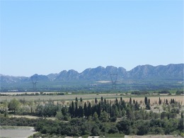 Vue sur les Alpilles depuis le chemin de la transhumance  Eyragues